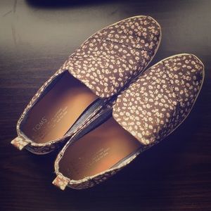 TOMS Black Daisy Deconstructed Alpargatas (size 9)